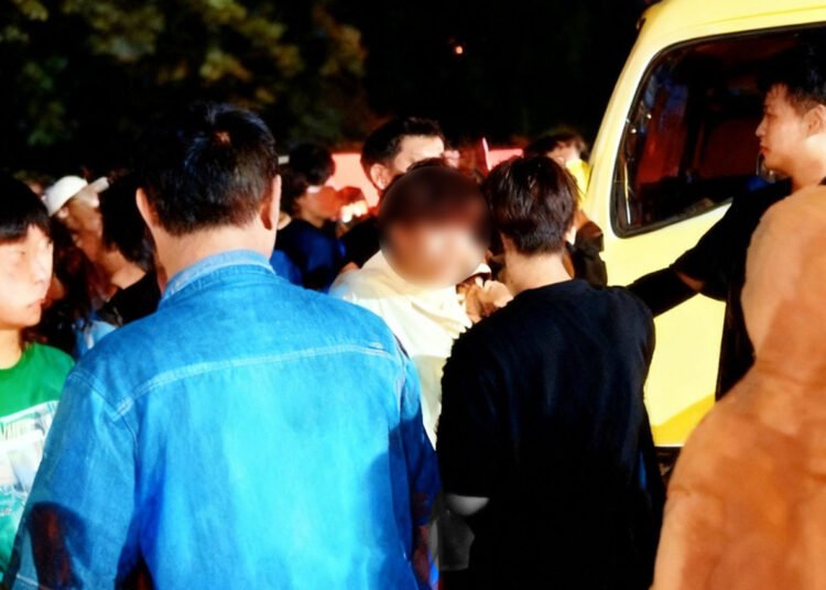 Pelaku pencurian sepeda motor Vespa diamankan warga sebelum diserahkan ke Polres Pasaman Barat, Senin (12/1/2026) malam.