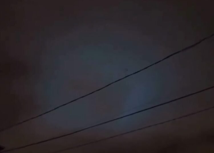 Masyarakat dihebohkan dengan munculnya cahaya biru di langit Padang pada Rabu (14/1/2026) malam. Foto: Tangkapan layar media sosial