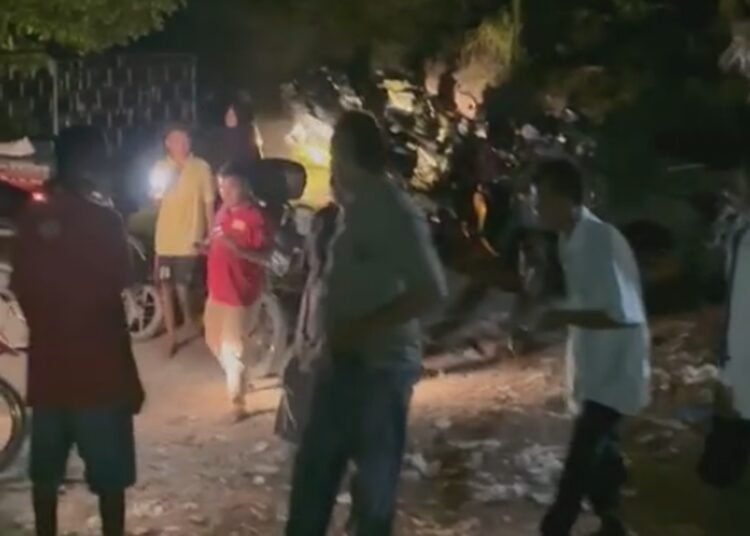 Warga Jorong Maua Ilia, Nagari Salareh Aia, Kecamatan Palembayan, Kabupaten Agam, dibuat resah oleh teror dua pria bertopeng yang muncul sejak Minggu (16/1).