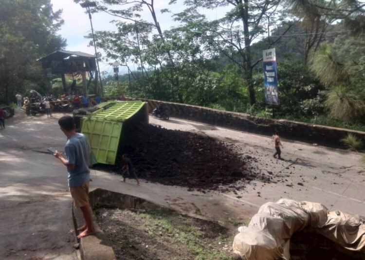 Sebuah truk pengangkut batu bara rebah kuda di Jalan Lintas Padang–Solok, tepatnya di tanjakan kawasan Stinjau Lauik, pada Jumat (16/1/2026) siang. Foto: Media Sosial