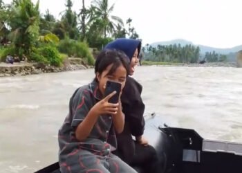 Jembatan Putus Akibat Galodo, Warga di Padang Pariaman Seberangi Sungai Batang Anai dengan Perahu Karet