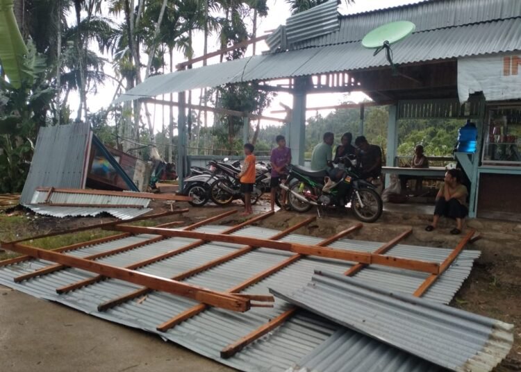 Angin puting beliung menerbangkan atap rumah di Kampung Lubuk Sariak, Nagari Pelangai Gadang, Kecamatan Ranah Pesisir, Pesisir Selatan, pada Sabtu (17/1/2026) sekitar pukul 16.30 WIB.