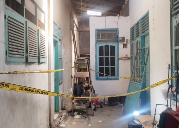 Warga di Kelurahan Andalas, Kecamatan Padang Timur, Padang, digemparkan dengan penemuan sesosok mayat perempuan di dalam rumah kontrakan pada Sabtu (17/1/2026) malam.