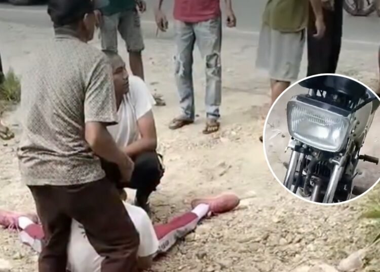 Seorang pelajar berpakaian olahraga sekolah tidak sadarkan diri setelah sepeda motor yang dikendarainya, Yamaha RX King, bertabrakan dengan mobil pikap Mitsubishi L300 di Jorong Tanjung Jati, Nagari Koto Tuo, Kecamatan Harau, Kabupaten Lima Puluh Kota, Minggu (18/1/2026).