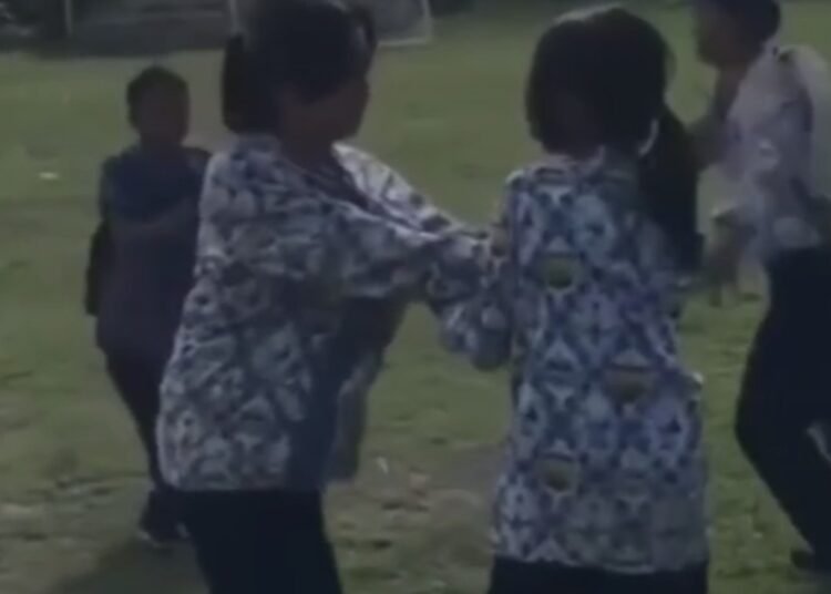 Beredar di media sosial perkelahian antara dua siswi di Kota Pariaman. Dalam video yang viral itu keduanya memukul satu sama lain dengan tangan dan diadu oleh sejumlah siswa.