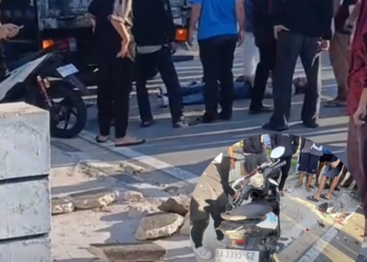 Seorang pengendara sepeda motor terkapar di jalan setelah menabrak truk parkir di Jalan Raya Padang-Bengkulu, tepatnya di Jalan Sutan Syahrir, Nagari Painan Selatan, Kecamatan IV Jurai, Pesisir Selatan, pada Minggu (18/1/2026) sekitar pukul 17.00 WIB.