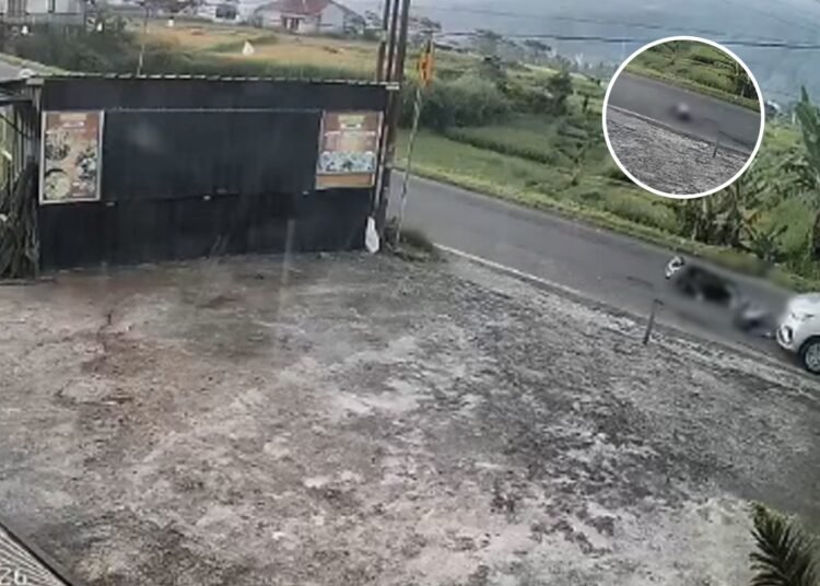 Seorang pelajar kelas 2 SMK tewas setelah kepalanya terbentur dengan ban mobil di Jalan Lintas Padang Panjang—Batusangkar, Kelurahan Ganting, Kecamatan Padang Panjang Timur, Padang Panjang, pada Senin (19/1/2026) sekitar pukul 07.17 WIB.