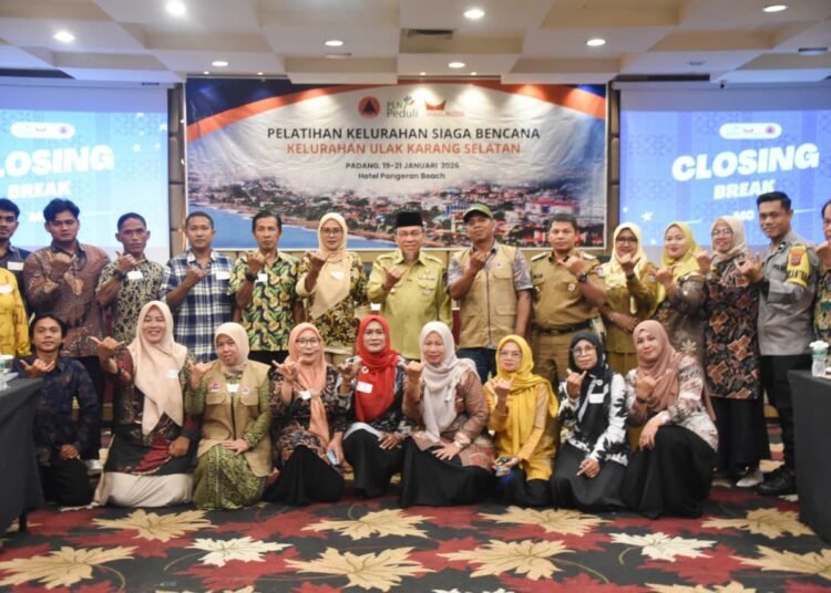 Wakil Wali Kota Padang, Maigus Nasir, berfoto bersama peserta Pelatihan Kelurahan Siaga Bencana bagi Kelurahan Ulak Karang Selatan di Pangeran Beach Hotel Padang pada Senin (19/1/2026). Foto: Pemko Padang