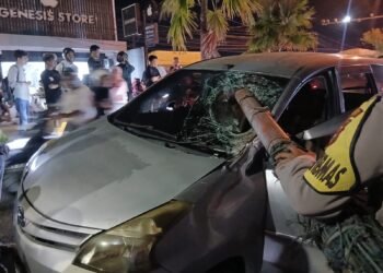 Kabel Tersangkut Muatan Truk, Tiang Listrik Roboh Timpa Mobil di Padang