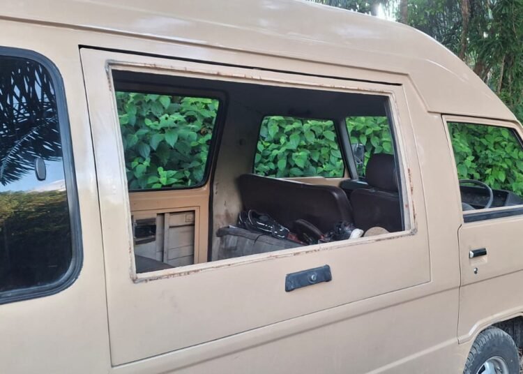 Mobil dinas Kantor Pertanahan Pesisir Selatan dirusak orang di Kampung Sungai Rotan, Nagari Air Haji Tenggara, Kecamatan Linggo Sari Baganti, pada Selasa (13/1/2026) sore.