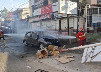Mobil Brio Terbakar di Padang, di Dalamnya Ada Empat Jeriken BBM
