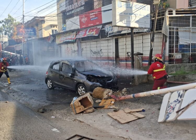 Sebuah mobil terbakar di Jalan Adinegoro, Lubuk Buaya, Kecamatan Koto Tangah, Kota Padang, pada Selasa (20/1/2026) sore.