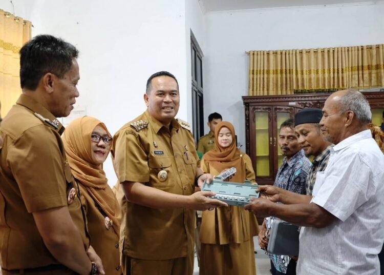 Wali Kota Pariaman, Yota Balad, menyalurkan bantuan alat dan mesin pertanian (alsintan) dari Kementerian Pertanian (Kementan) untuk kelompok tani di Kota Pariaman.