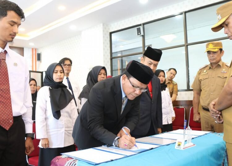 Wakil Wali Kota (Wawako) Pariaman, Mulyadi, melantik dan mengambil sumpah jabatan dua Pejabat Pimpinan Tinggi Pratama (Eselon II), sebelas Pejabat Fungsional, serta satu Pejabat Pengawas di lingkungan pemerintah kota di Ruang Rapat Wali Kota Pariaman, Selasa (20/1).