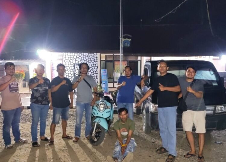 Polisi menangkap seorang terduga pencuri mobil di jalan di Simpang Empat Koto Baru, Nagari Koto Baru, Kecamatan Koto Baru, Dharmasraya, pada Rabu (21/1/2026) sekitar pukul 02.00 WIB. Foto: Polsek Koto Baru