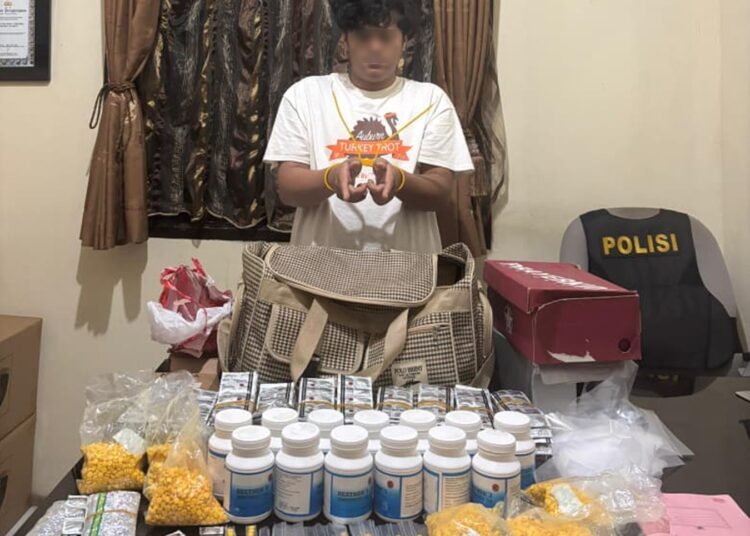 Polisi menangkap pengedar obat keras tanpa izin di sebuah rumah yang berada di Jorong Koto Baru, Nagari Mungka, Kecamatan Mungka, Limapuluh Kota, pada Minggu (18/1/2026) sekitar pukul 00.30 WIB. Foto: Polres 50 Kota