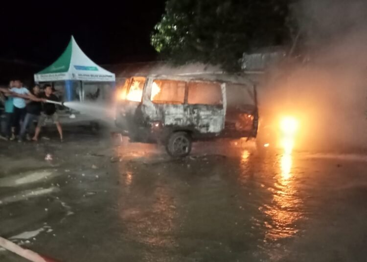 Petugas damkar memadamkan api yang membakar sebuah mobil di SPBU di Jorong Kampung Juar, Nagari Ujung Gading, Kecamatan Lembah Melintang, Pasaman Barat, pada Rabu (21/1/2026) malam. Foto: Damkar Pasaman Barat