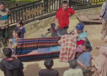 Jalan Putus Pascabanjir, Warga di Pesisir Selatan Tandu Bocah dengan Sarung ke Rumah Sakit