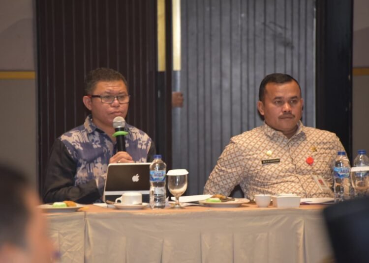 Pj Sekda Kota Padang, Raju Minropa (kanan), menghadiri rapat monitoring dan evaluasi dan konsinyering isu pembebasan lahan untuk pembangunan Fly Over Sitinjau Lauik dan Tol Padang-Sicincin, di Hotel Santika Padang, Jumat (23/1/2026). Foto: Pemko Padang