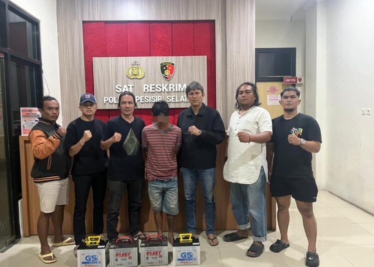 Polisi menangkap seorang terduga pencuri aki dan solar truk pengangkut sampah di Bungus Teluk Kabung, Kota Padang, pada Kamis (22/1/2026) 20.30 WIB. Foto: Polres Pesisir Selatan