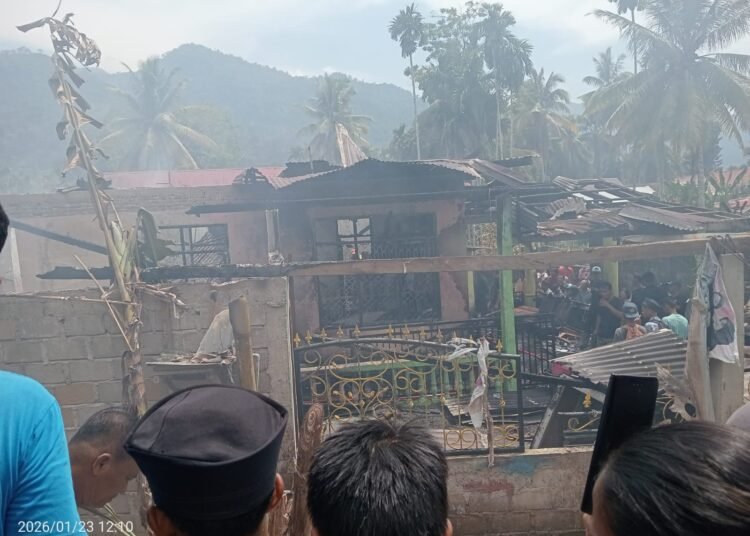 Sebuah rumah permanen habis terbakar di Kampung Pasar Utara, Nagari Barung-Barung Belantai, Kecamatan Koto XI Tarusan, Pesisir Selatan, pada Jumat (23/1/2026) siang.