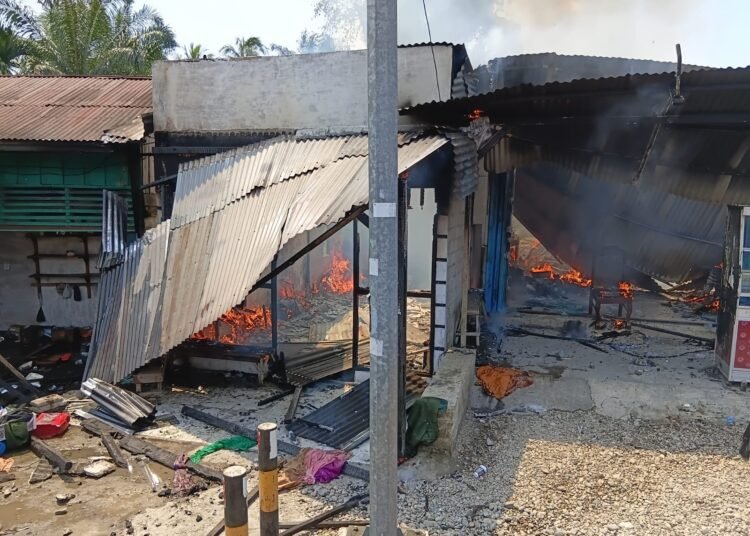 Dua rumah terbakar di Nagari Simpang Tigo, Kecamatan Luhak Nan Duo, Pasaman Barat, pada Sabtu (24/1/2026) siang. Foto: Damkar Pasaman Barat