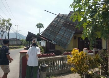 Angin Kencang Landa Padang, Atap Sebuah Rumah Copot