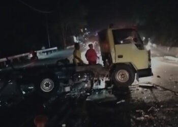 Dua Truk Tabrakan di Sitinjau Lauik, Satu Sopir Terjepit dalam Mobil