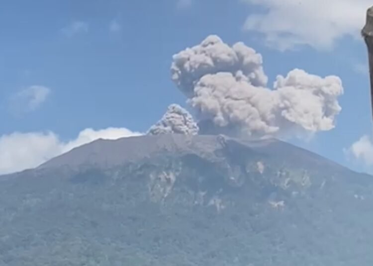 Gunung Marapi kembali erupsi pada Minggu (25/1) pukul 14.32 WIB. Tinggi kolom abu pada erupsi ini tidak teramati. Foto: Ist
