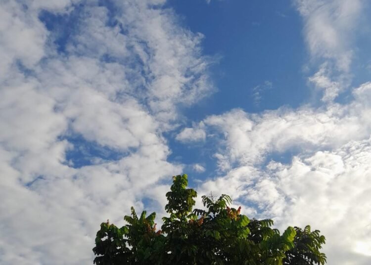 Kota Padang diperkirakan akan berawan sepanjang hari ini, Senin (26/1/2026).