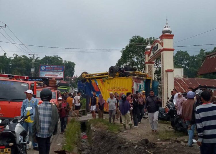 Kecelakaan beruntun terjadi di Jalan Padang-Bukittinggi, tepatnya di Panyalaian, Kecamatan X Koto, Kabupaten Tanah Datar, pada Senin (26/1) sekitar pukul 09.00 WIB.