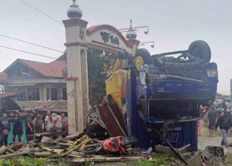 Kecelakaan beruntun di Jalan Padang-Bukittinggi, tepatnya di Panyalaian, Kecamatan X Koto, Kabupaten Tanah Datar, pada Senin (26/1) pagi. Foto: Ist
