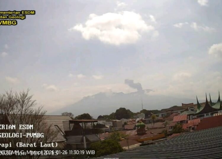 Gunung Marapi kembali erupsi pada Senin (26/1) pukul 11.11 WIB, tinggi kolom abu pada erupsi ini teramati 600 meter di atas puncak.