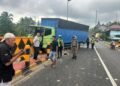 Ban Depan Pecah, Truk Tabrak Pembatas Jembatan di Dharmasraya