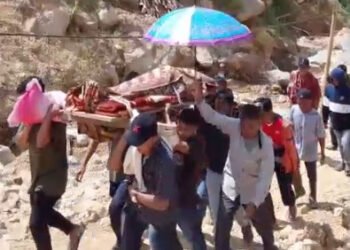 Miris, Jenazah Petani di Pesisir Selatan Ditandu 3 Kilometer karena Jalan Putus