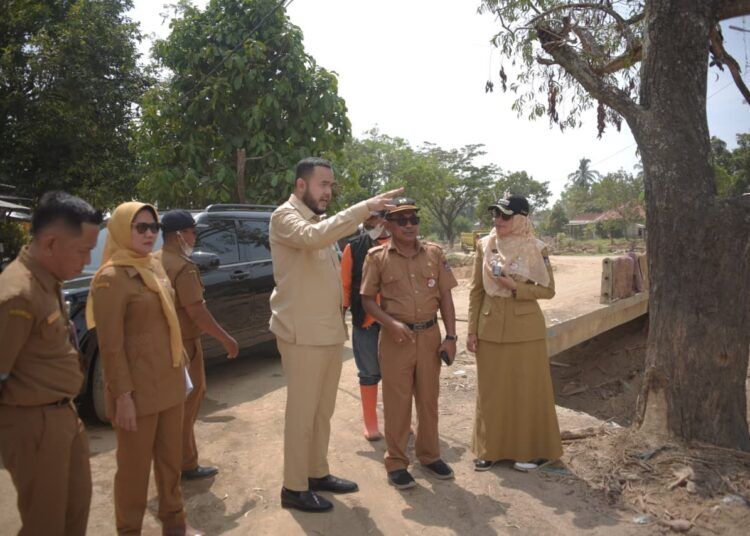 Wali Kota Padang, Fadly Amran, meninjau pengerjaan pengerukan sedimen di kawasan Bendungan Gunung Nago, Kecamatan Pauh, pada Senin (26/1/2026). Foto: Pemko Padang