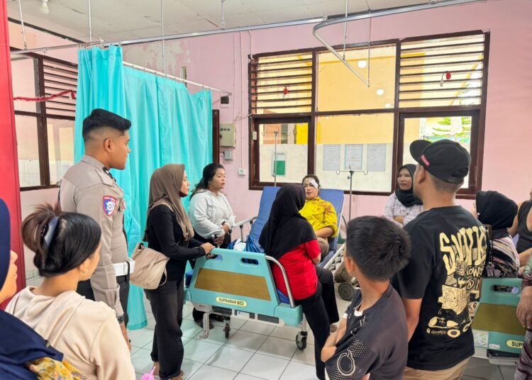 Korban kecelakaan mobil pikap dan truk tronton di Jalan Tan Malaka KM 12, Jorong Guguak, Nagari Guguak VIII Koto, Kecamatan Guguak, Limapuluh Kota, pada Senin (26/1/2026) dirawat di Puskesmas Dangung-Dangung. Foto: Polres 50 Kota