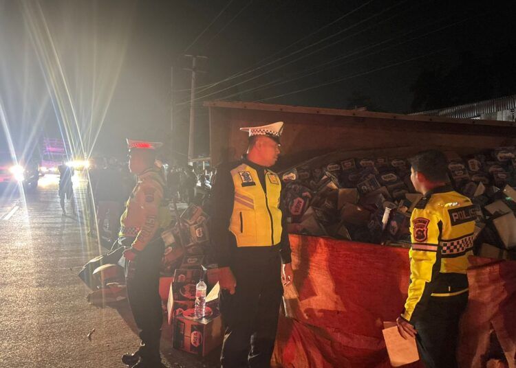 TKP kecelakaan lalu lintas terjadi di Jalan Solok–Padang, tepatnya di Jorong Pasa Usang, Guguak, Kecamatan Gunung Talang, Kabupaten Solok, Senin malam (26/1/2026) sekitar pukul 22.00 WIB. Foto: Polres Solok