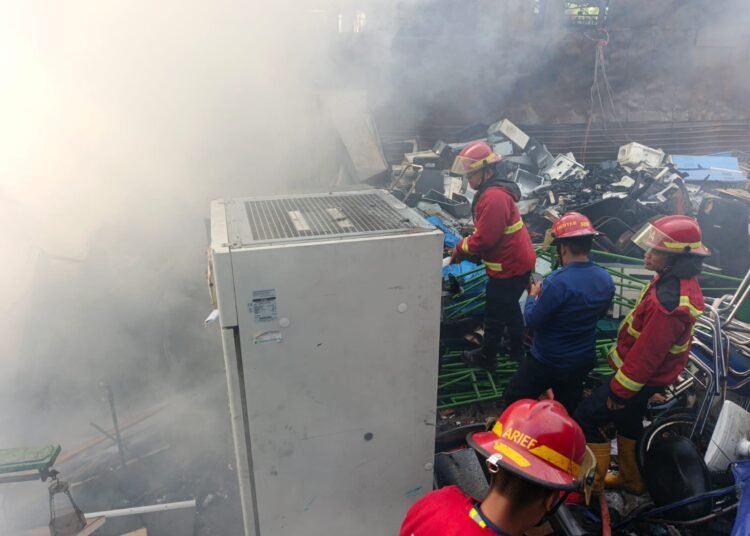 Sebuah gudang penampung rongsokan di Jalan Bypass KM 13, Kelurahan Sungai Sapiah, Kecamatan Kuranji, Kota Padang, terbakar pada Selasa (27/1/2026) pagi.