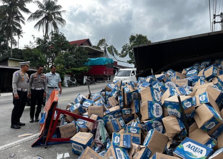 Polisi olah TKP kecelakaan di Jalan Solok–Padang, tepatnya di Jorong Pasar Usang Guguak, Nagari Koto Gadang Guguak, Kecamatan Gunung Talang, Kabupaten Solok, pada Senin (26/1/2026). Foto: Polres Solok
