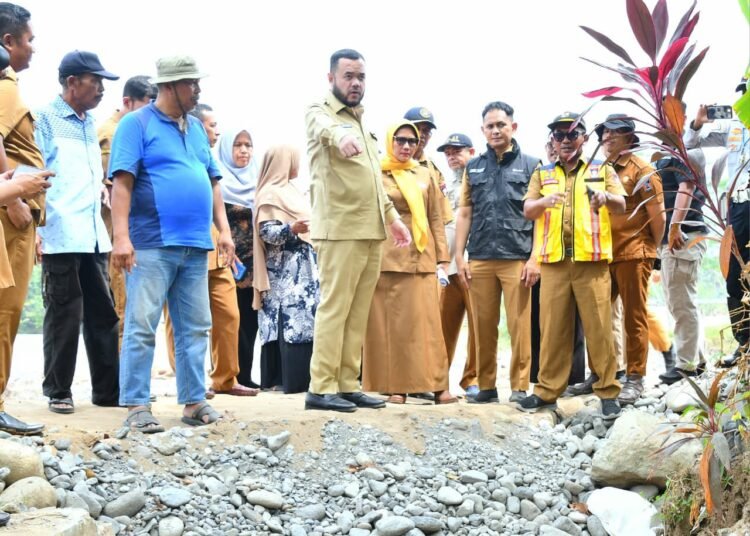 Wali Kota Padang, Fadly Amran, meninjau progres pengerjaan infrastruktur pengairan di Daerah Irigasi Koto Tuo, Kecamatan Koto Tangah, pada Selasa (27/1/2026). Foto: Pemko Padang