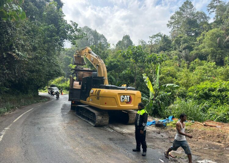 Petugas evakuasi truk terbalik di ruas jalan nasional Bukittinggi–Pasaman, tepatnya di Jorong Batang Palupuh, Nagari Koto Rantang, Kecamatan Palupuh, Kabupaten Agam, Selasa (27/1/2026)