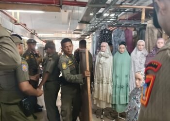 PKL Berjualan di Jalur Pejalan Kaki, Lapak Dibongkar Satpol PP Padang