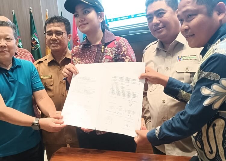 Foto bersama Direktur Wilayah I Kementerian Investasi dan Hilirisasi Agus Joko Saptono, Bupati Dharmasraya Annisa Suci Ramadhani, ninik mamak, dan manajemen PT TKA usai penandatanganan berita acara kesepakatan sengketa masyarakat Nagari Alahan Nan Tigo dan Lubuk Besar dengan PT TKA di Auditorium Kantor Gubernur Sumatera Barat.