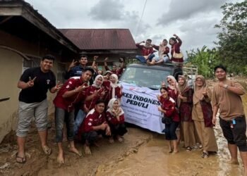 STIKES Indonesia Tunjukkan Komitmen Pengabdian, Bantu Warga Terdampak Banjir Bandang di Padang