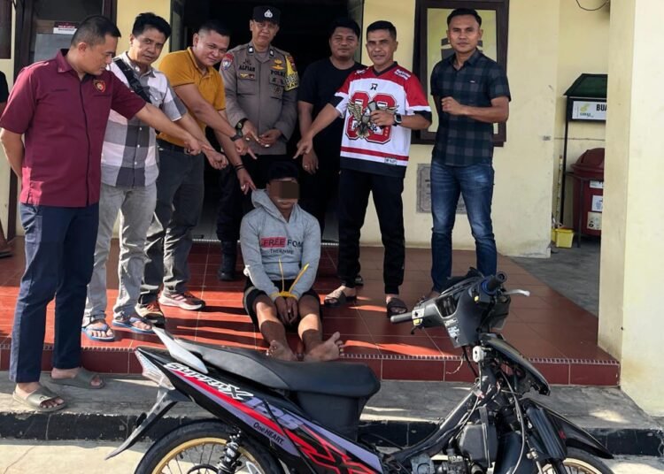 Polisi menangkap pria inisial QAI (22), tersangka pencuri sepeda motor di Tanah Nago, Kenagarian Sungai Pulai, Kecamatan Silaut, Kabupaten Pesisir Selatan, pada Selasa (27/1) pukul 18.00 WIB. Foto: Polsek Lunang Silaut