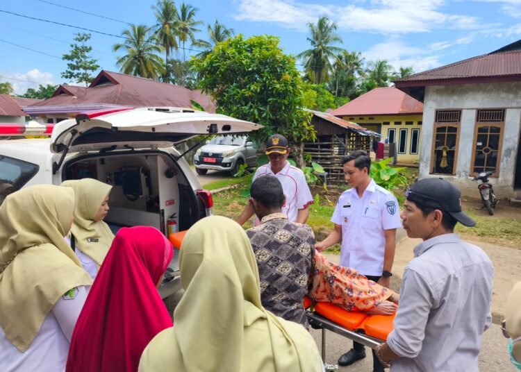 Pemerintah Kecamatan Batang Kapas membawa istri Yusak ke puskesmas dengan ambulans pada Rabu (28/1/2026). Foto: Pemerintah Kecamatan Batang Kapas