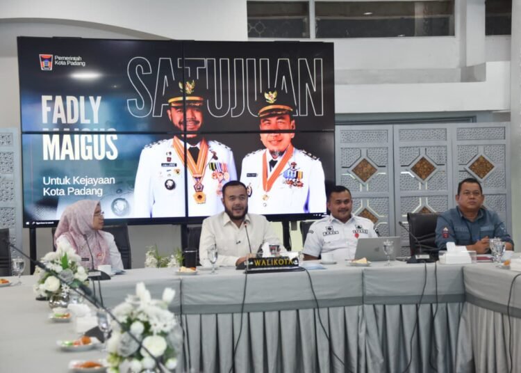 Wali Kota Padang, Fadly Amran, mengikuti rapat secara virtual bersama Kementerian Lingkungan Hidup/Badan Pengendalian Lingkungan Hidup (KLH/BPLH) Republik Indonesia dari Gedung Putih Rumah Dinas Wali Kota Padang pada Selasa (28/1/2026). Foto: Pemko Padang