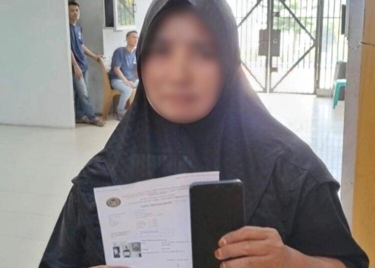 Seorang ibu-ibu ketahuan saat hendak menyelundupkan sebuah ponsel ke Rumah Tahanan Negara (Rutan) Kelas IIB Padang pada Selasa (27/1/2026). Foto: Rutan Kelas IIB Padang