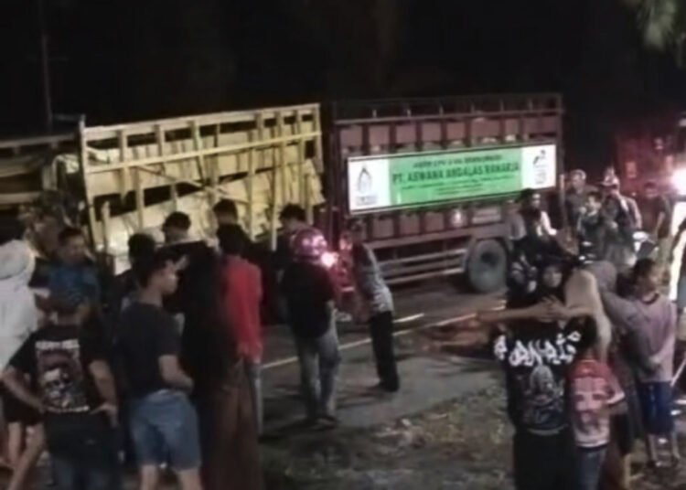 Kecelakaan beruntun terjadi di Jalan Pasaman Barat-Padang, tepatnya di Jorong Pasar Surian, Kecamatan Lubuk Basung, Agam, pada Rabu (28/1) malam. Foto: Tangkapan layar media sosial